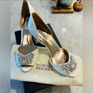Badgley Mischka “Scarlett” Pump - Ivory jeweled Sz8 (EUC)